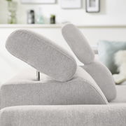 Nahaufnahme einer grauen Eckgarnitur mit verstellbaren Kopfstützen, seitliche Perspektive.