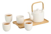 Weißes Tee-Set mit Kanne und vier Tassen auf einem Holztablett, seitliche Perspektive