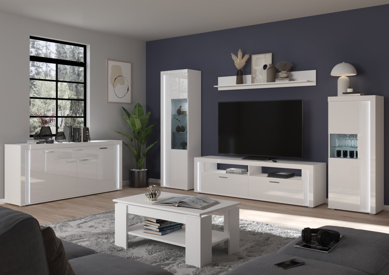 Moderne Wohnzimmeransicht mit weißer Vitrine, TV-Schrank und Couchtisch in einem stilvollen, hellen Raum. Perspektive von vorne.