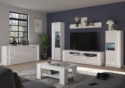 Moderne Wohnzimmeransicht mit weißer Vitrine, TV-Schrank und Couchtisch in einem stilvollen, hellen Raum. Perspektive von vorne.