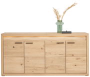 Holz-Sideboard mit drei Türen, dekoriert mit einer grünen Vase und einem Buch, Frontalansicht
