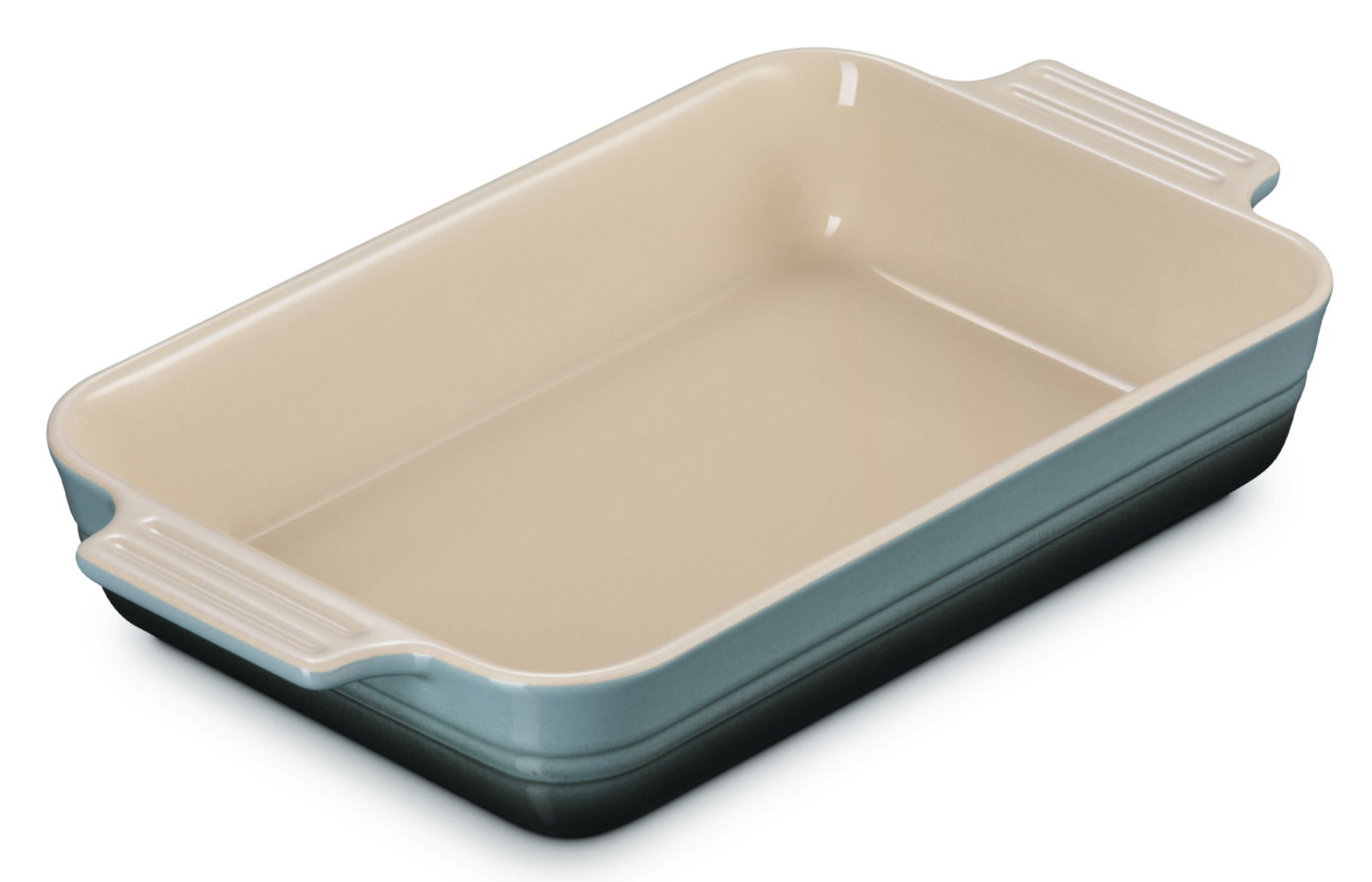 LE CREUSET Auflaufform 25cm Ocean Rechteckige Auflaufform in Ocean-Farbe mit Griffen, aus schräger Perspektive fotografiert.