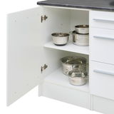 Kücheninsel mit geöffneter Schranktür, die Edelstahlkochtöpfe und -schüsseln auf zwei Regalböden zeigt, Perspektive von vorne.