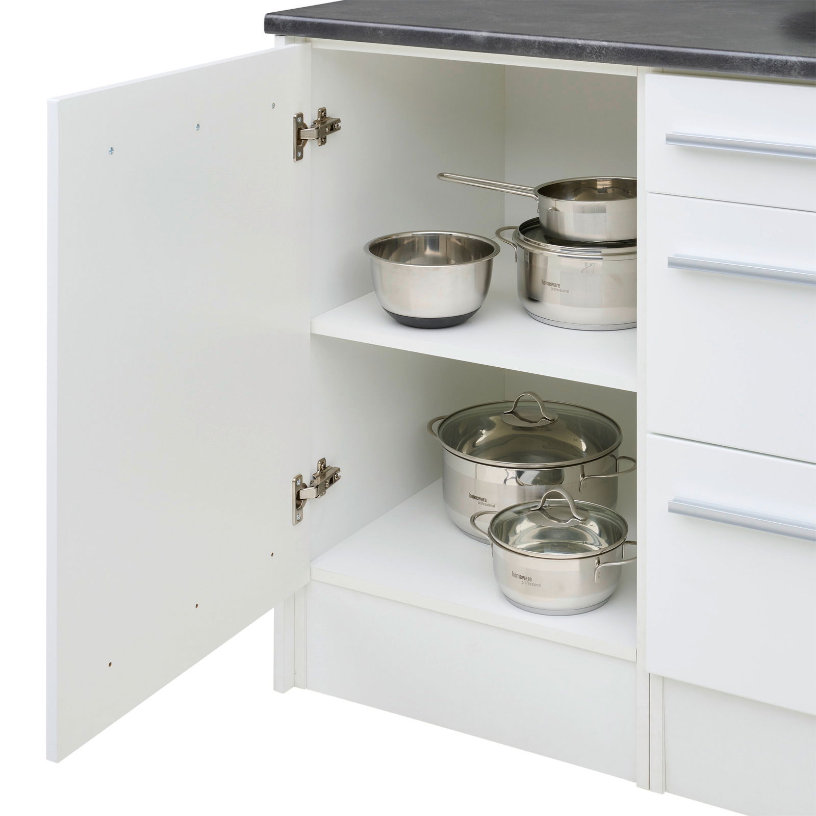 Kücheninsel mit geöffneter Schranktür, die Edelstahlkochtöpfe und -schüsseln auf zwei Regalböden zeigt, Perspektive von vorne.