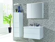 Modernes weißes Badezimmermöbel-Set mit Waschbecken-Unterschrank, seitlichem Hochschrank und dreitürigem Spiegelschrank an grauer Steinwand, Frontansicht in leichter Schrägperspektive von links