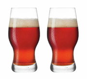 Zwei Bierbecher Taverna 500ml, gefüllt mit rotem Bier und Schaumkrone, frontale Ansicht.