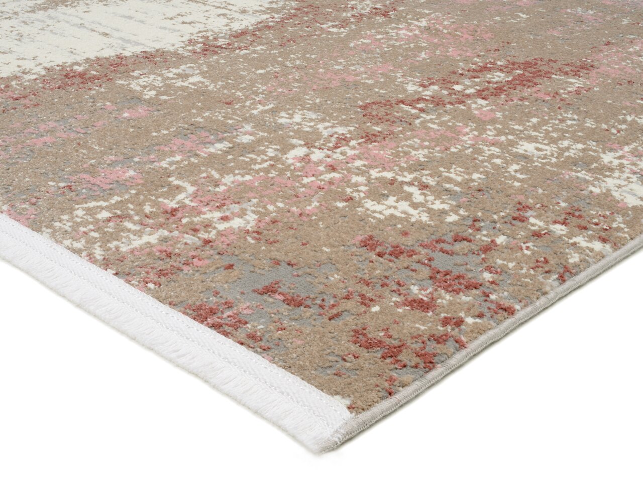 Nahaufnahme eines Designer-Teppichs mit abstraktem Muster in Beige, Rosa und Weiß, perspektivisch von der Seite aufgenommen.