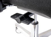 Nahaufnahme eines schwarzen Hebels unter einem Chefsessel, der auf einem verchromten Stuhlbein montiert ist.