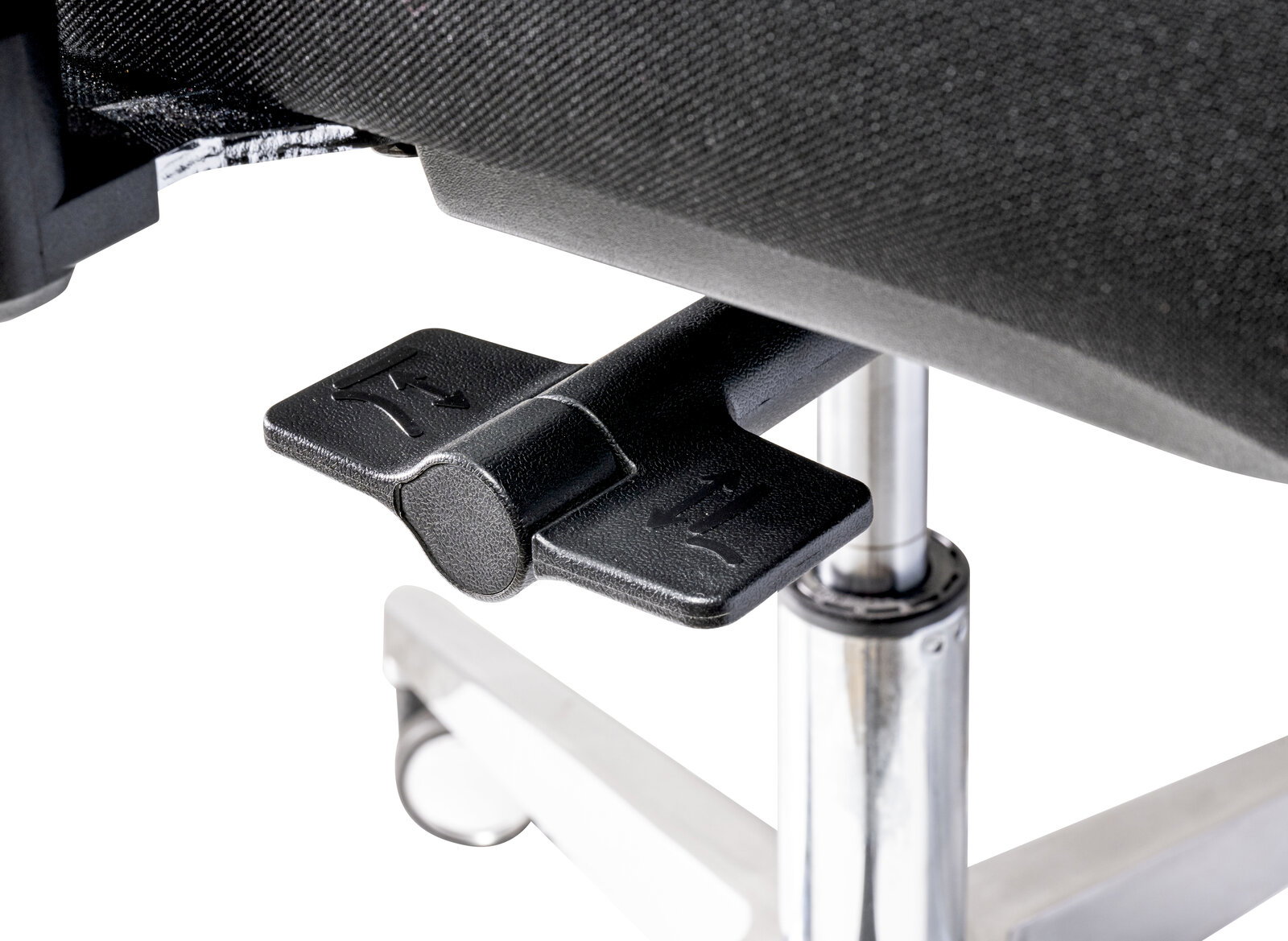Nahaufnahme eines schwarzen Hebels unter einem Chefsessel, der auf einem verchromten Stuhlbein montiert ist.