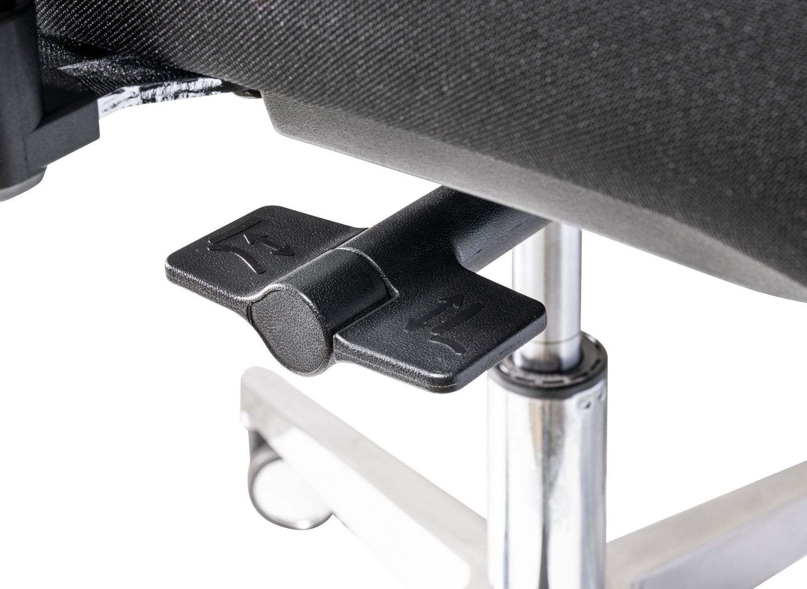Nahaufnahme eines schwarzen Hebels unter einem Chefsessel, der auf einem verchromten Stuhlbein montiert ist.