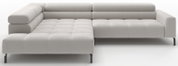 L-vormige hoekbank in lichtgrijze stof met doorgestikte zitkussens, chaise longue links en zwarte metalen poten, weergegeven in vooraanzicht met lichte hoekperspectief op witte achtergrond