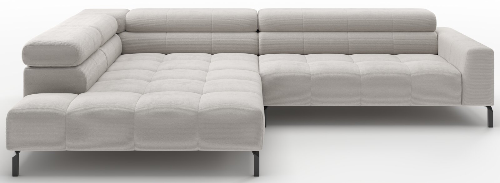 L-vormige hoekbank in lichtgrijze stof met doorgestikte zitkussens, chaise longue links en zwarte metalen poten, weergegeven in vooraanzicht met lichte hoekperspectief op witte achtergrond