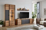 Modernes Wohnzimmerset aus Vitrine und TV-Lowboard in Eiche-Optik mit anthrazitfarbenen Fronten und LED-beleuchteter Glasvitrine, frontal in leicht schräger Perspektive aufgenommen