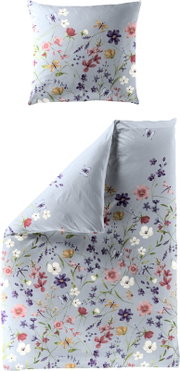Bettwäsche-Set in Hellblau mit floralem Wiesenblumen- und Schmetterlingsmuster in Rosa, Weiß und Violett; Kissenbezug frontal, Bettbezug schräg von oben mit umgeschlagener Ecke gezeigt.