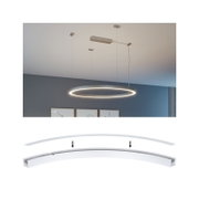 Moderne LED-Ring-Pendelleuchte mit filigranen Seilabhängungen und rechteckigem Deckenbaldachin, warmweiß leuchtend über Wohnraum – Perspektive: leicht von unten/Frontansicht; zusätzlich Detailansicht des gebogenen Diffusor-/Abdecksegments.