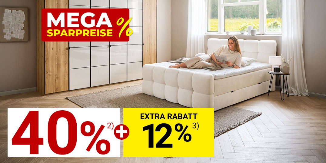 Frau entspannt auf gepolstertem Bett im hellen Schlafzimmer mit Kleiderschrank und Mega-Sparpreise-Aktion.
