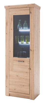 Holzvitrine mit Glastür und LED-Beleuchtung, gefüllt mit Gläsern und Karaffen, seitliche Perspektive