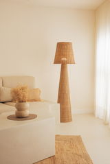 Outdoor-Stehleuchte aus Rattan in einem gemütlichen Wohnzimmer, seitliche Perspektive