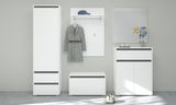 Moderne weiße Sitzbank in einem Flur, frontal betrachtet, umgeben von einem hohen Schrank, einer Garderobe mit Hut und Mantel, sowie einem Spiegel und einer Kommode mit Blumen.