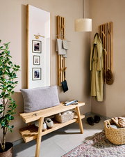 Eingangsbereich mit moderner Garderobe aus Holz, bestehend aus einer Garderobenbank, einem schmalen Garderobenpaneel und einem großen Spiegel. Perspektive von vorne.
