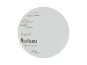 Runder weißer Porzellanteller mit italienischen Pizza-Schriftzügen (u. a. Napoli, Rusticana) in Braun, Draufsicht auf weißem Hintergrund.