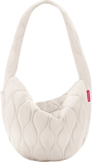 Weiße, gesteppte Schultertasche mit langem Trageriemen und rotem reisenthel-Label, Produktansicht von vorne in leichter Seitenperspektive auf weißem Hintergrund