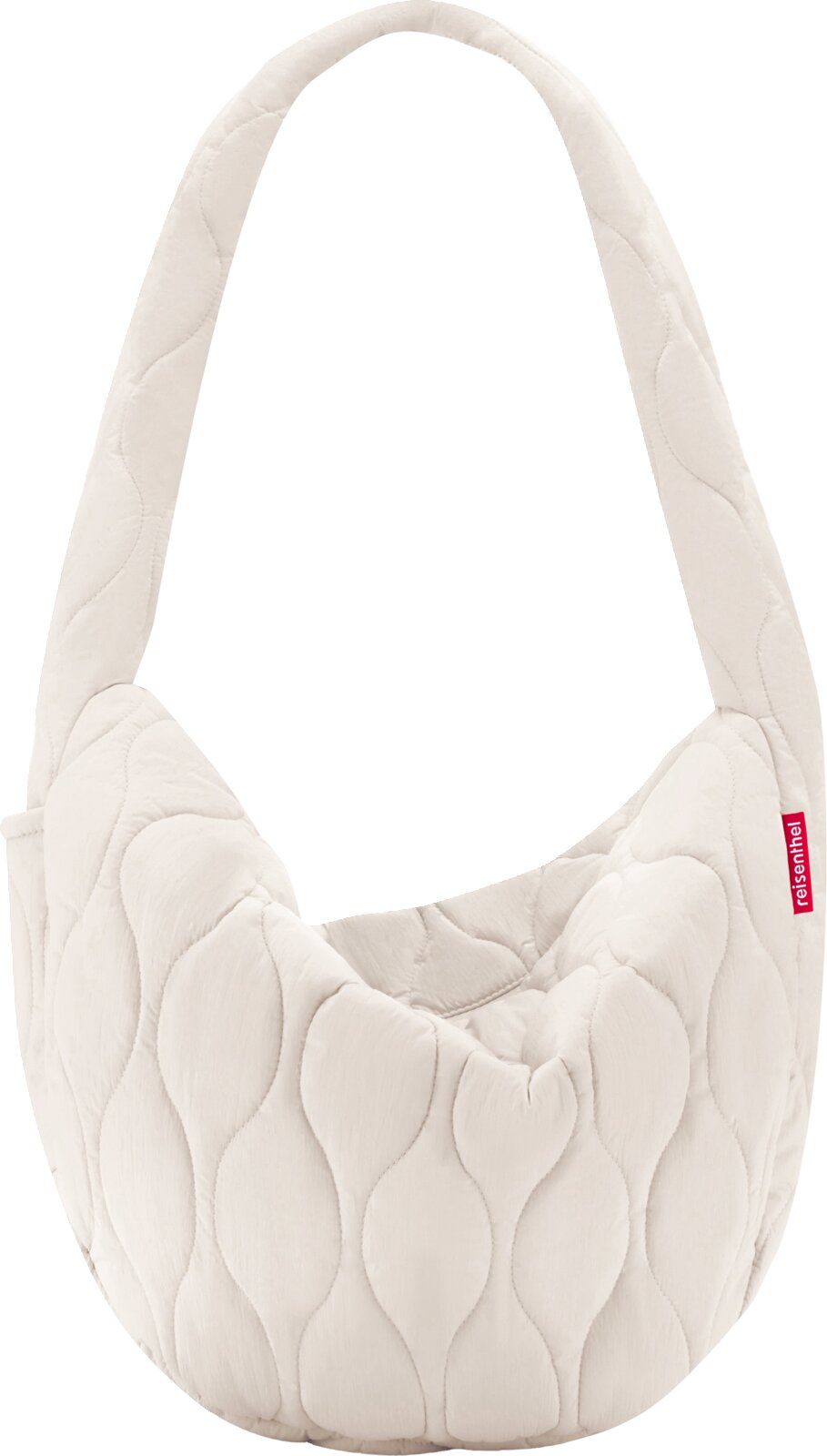 Weiße, gesteppte Schultertasche mit langem Trageriemen und rotem reisenthel-Label, Produktansicht von vorne in leichter Seitenperspektive auf weißem Hintergrund