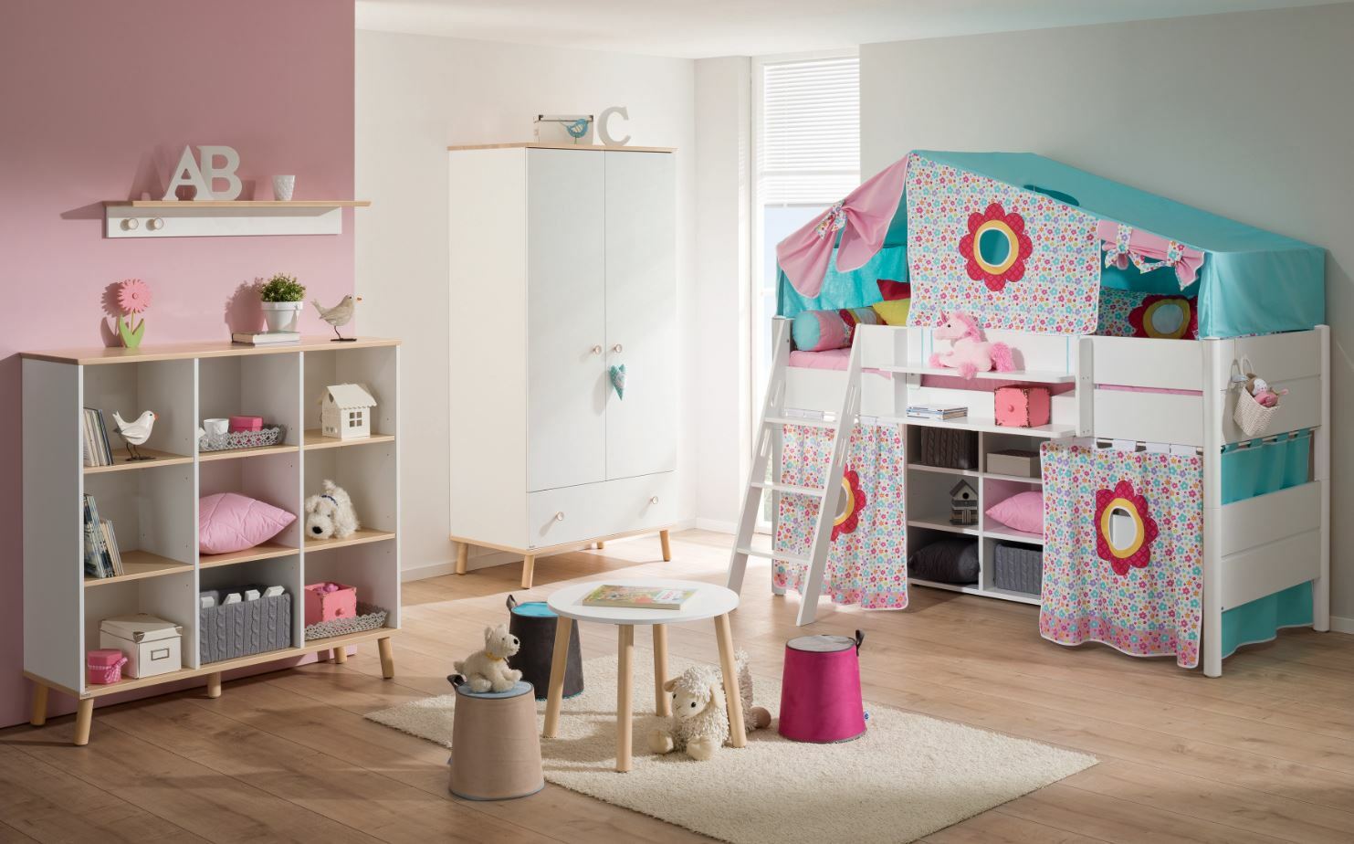 Wandregal in einem Kinderzimmer, montiert an einer rosa Wand, dekoriert mit Buchstaben und Pflanzen, aus seitlicher Perspektive.