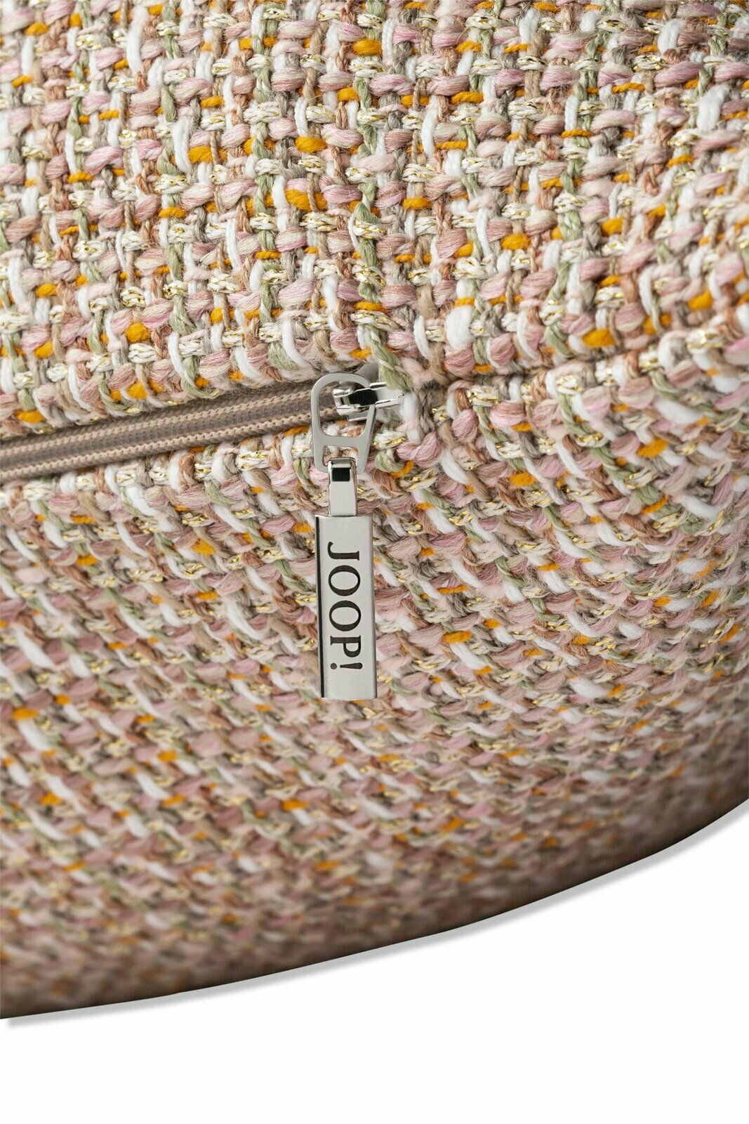 Nahaufnahme einer Zierkissenhülle mit grobem, mehrfarbigem Gewebe und einem Reißverschluss mit einem Anhänger, der die Aufschrift 'JOOP!' trägt.