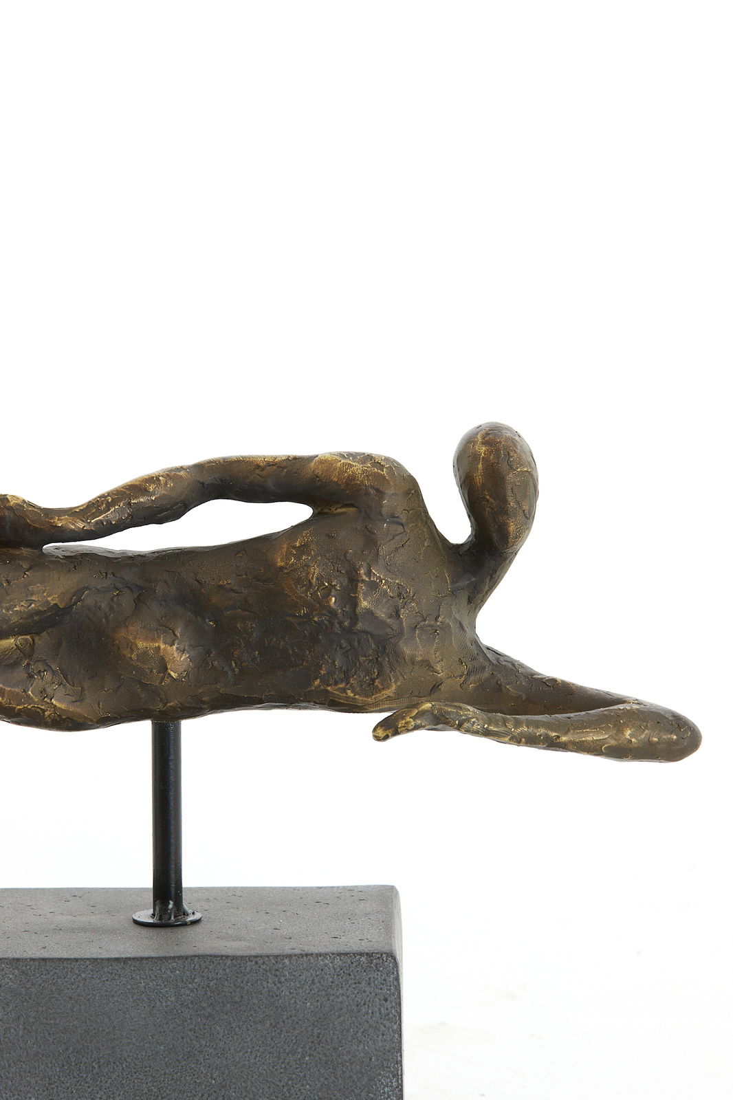 Bronzefarbene Skulptur eines liegenden abstrakten Menschen auf einem Sockel, seitliche Perspektive