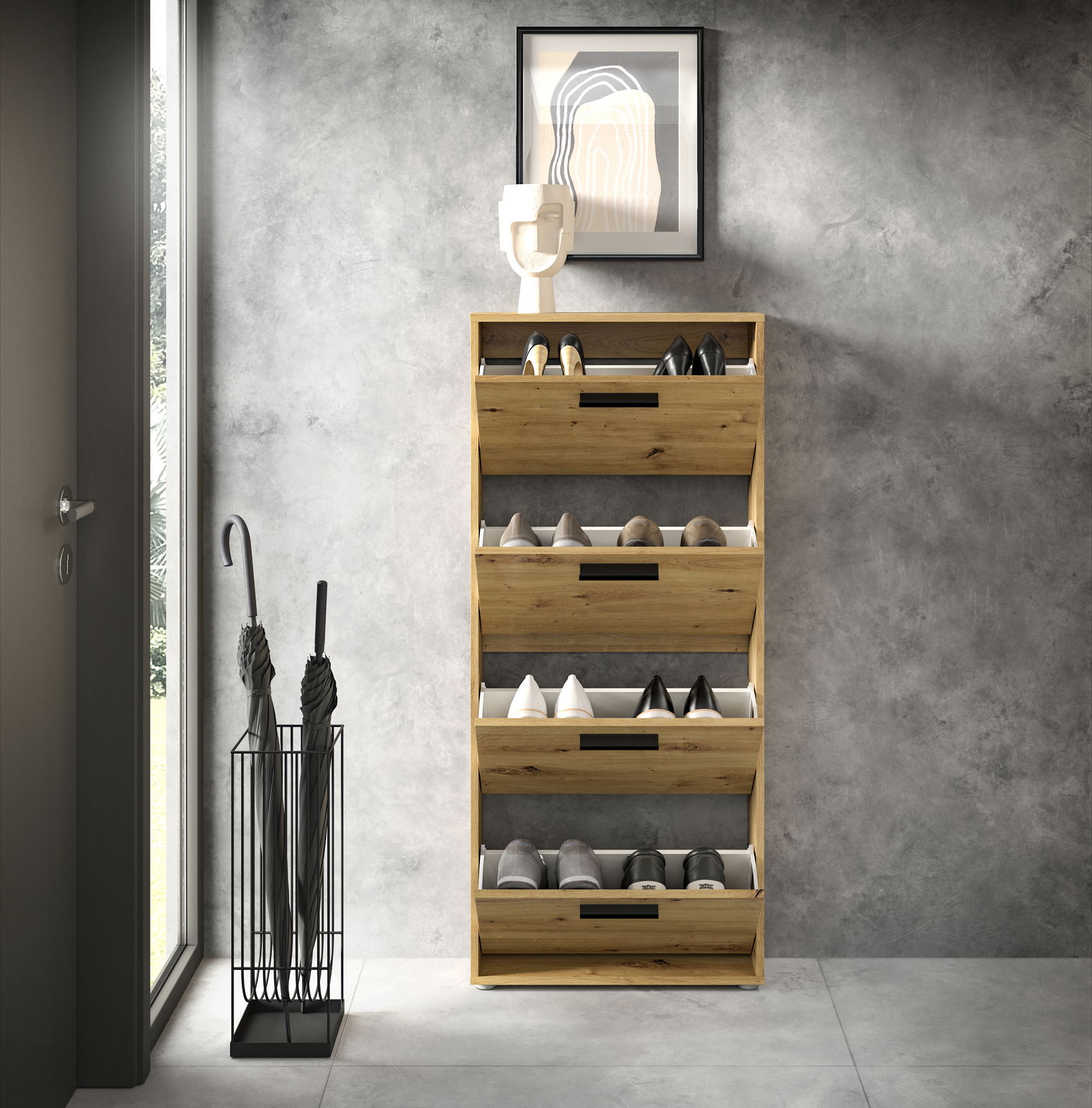 Schuhkipper aus Holz mit vier Klappen, frontal fotografiert, gefüllt mit verschiedenen Schuhen, steht in einem modernen Raum neben einem Schirmständer.