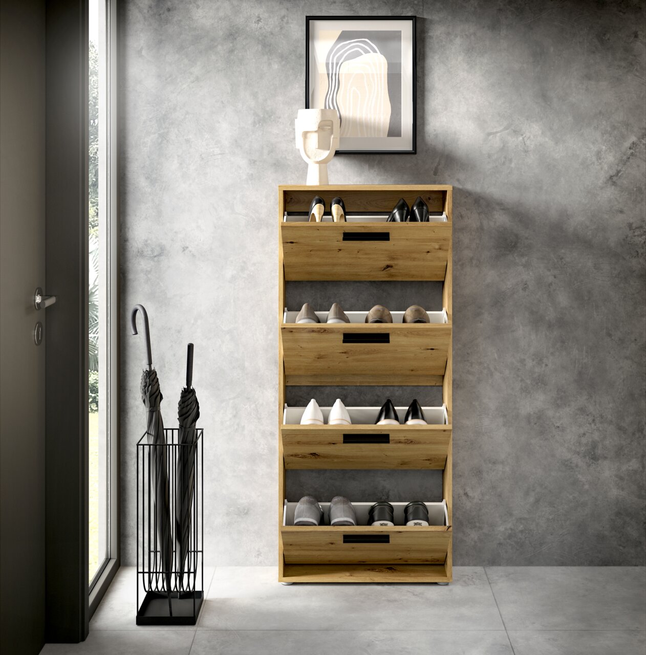 Schuhkipper aus Holz mit vier Klappen, frontal fotografiert, gefüllt mit verschiedenen Schuhen, steht in einem modernen Raum neben einem Schirmständer.