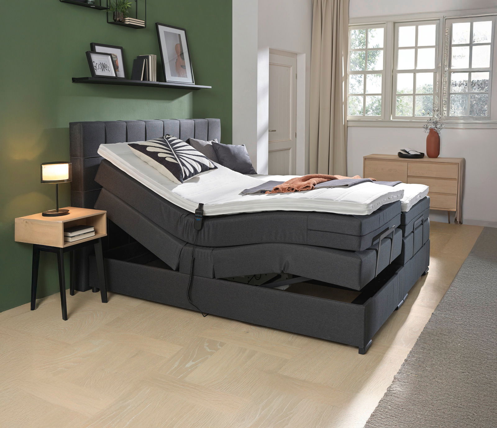 Boxspringbett mit verstellbarer Matratze in modernem Schlafzimmer, seitliche Perspektive