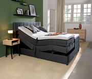 Boxspringbett mit verstellbarer Matratze in modernem Schlafzimmer, seitliche Perspektive