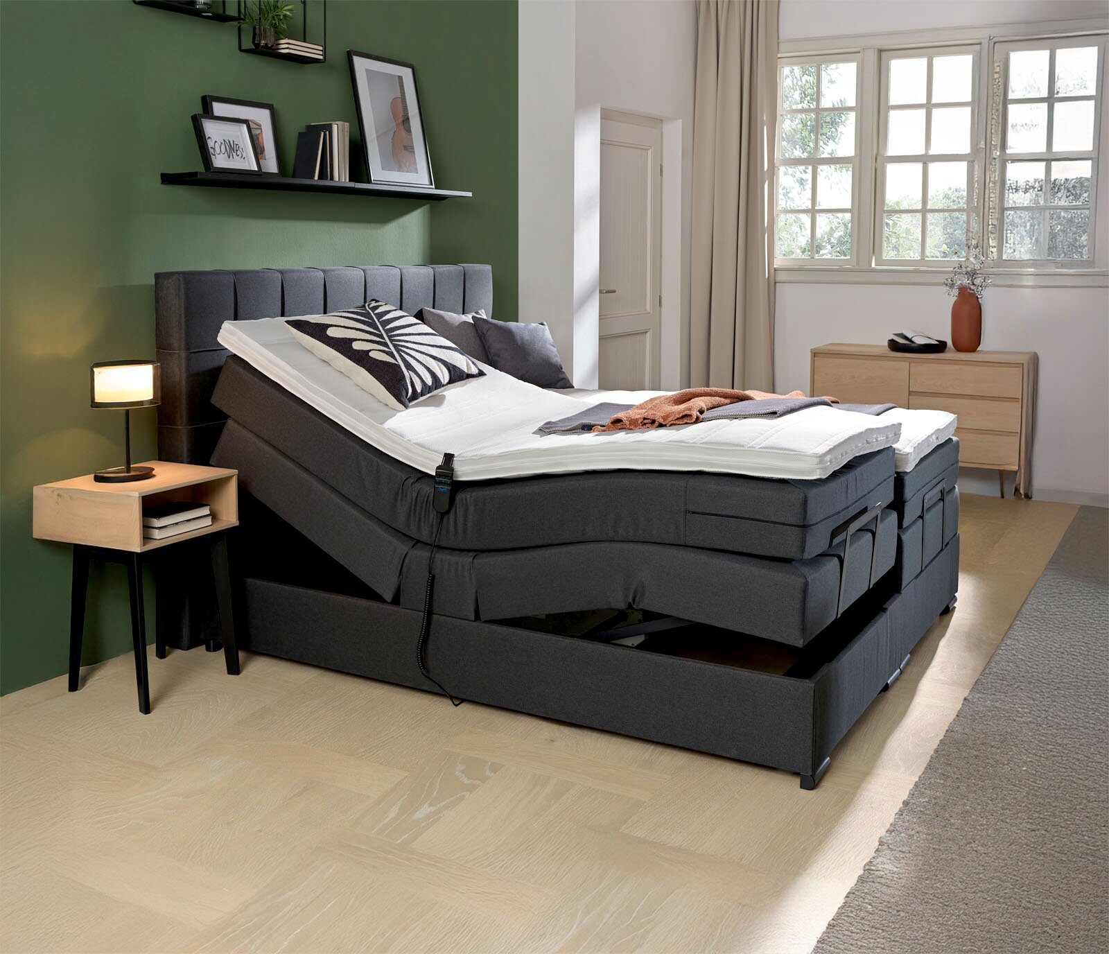 Boxspringbett mit verstellbarer Matratze in modernem Schlafzimmer, seitliche Perspektive
