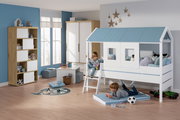 Kinderzimmer mit einem Hochbett in Form eines Hauses mit blauen Dachschindeln, zwei spielende Kinder, eines auf der Leiter und eines auf einer Matte darunter, Perspektive von vorne.