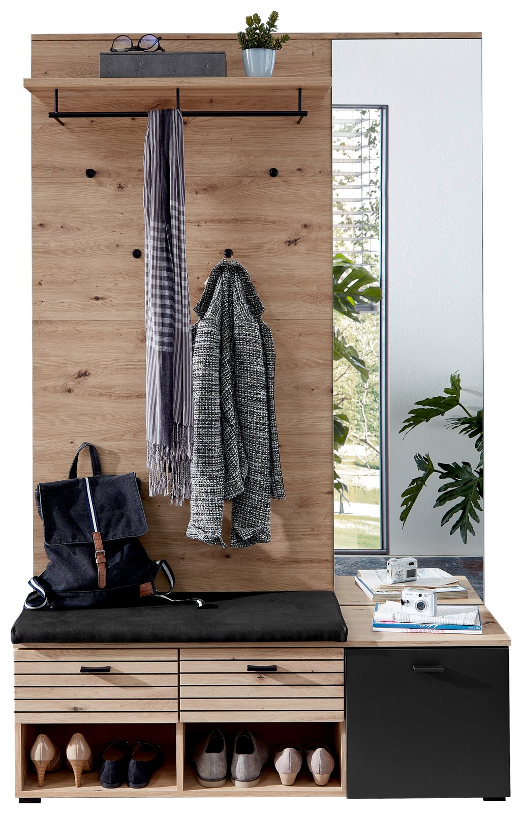 Garderoben-Set aus Holz mit Spiegel, Sitzbank, Haken und Ablagefächern, seitliche Perspektive