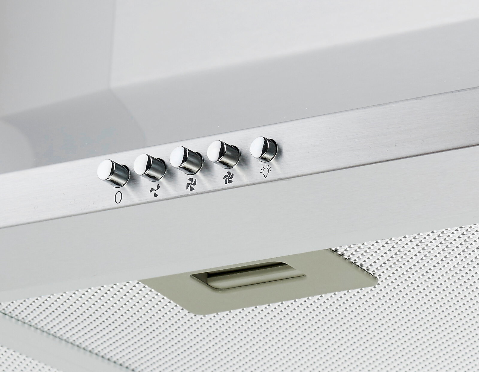 Nahaufnahme einer modernen Dunstabzugshaube mit Edelstahloberfläche und Bedienknöpfen, von unten betrachtet.