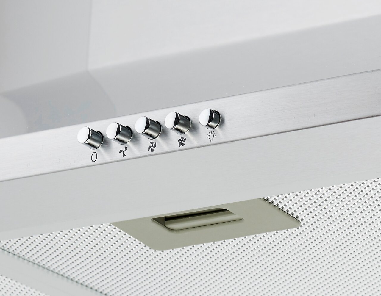 Nahaufnahme einer modernen Dunstabzugshaube mit Edelstahloberfläche und Bedienknöpfen, von unten betrachtet.