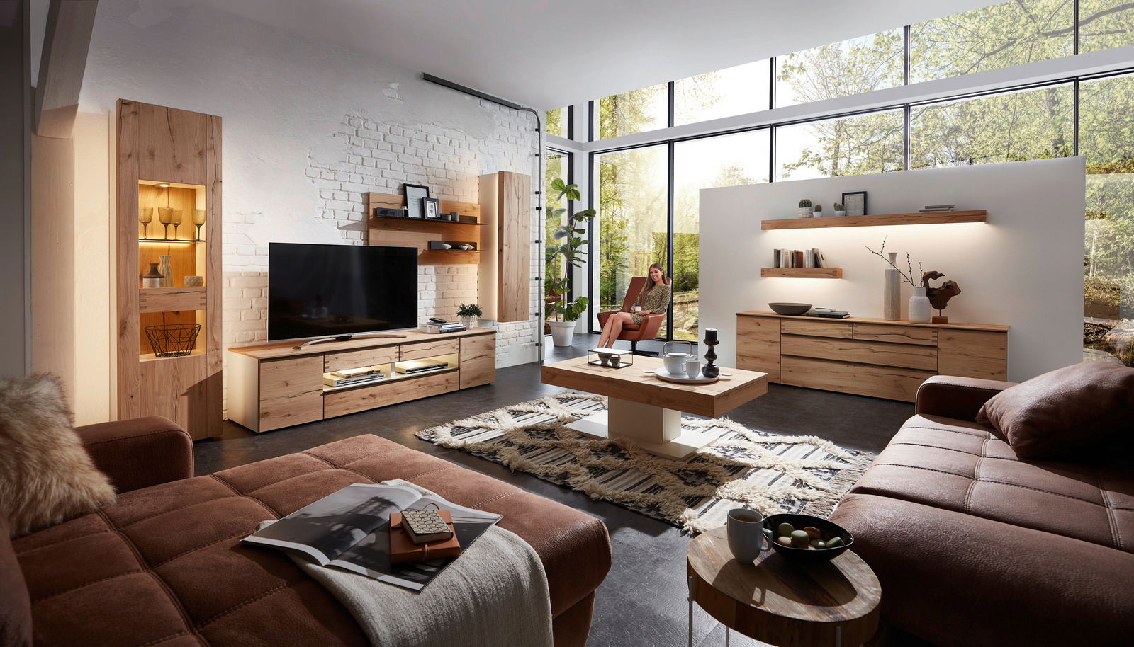 Modernes Wohnzimmer mit Wandboard-Design, Holzmöbeln und großen Fenstern, seitliche Perspektive.