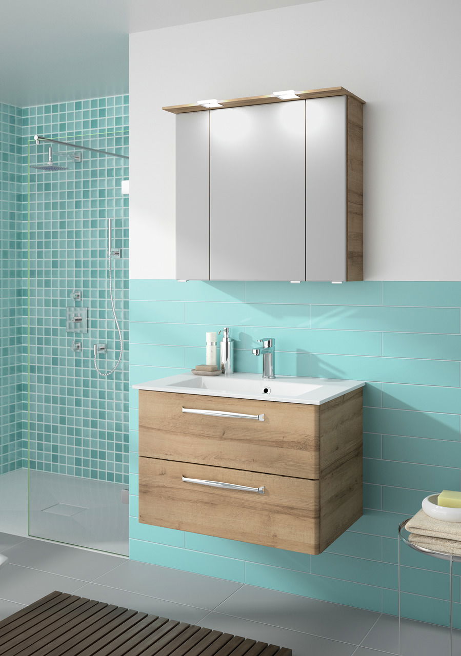 Moderner Badblock mit Holzoptik und Spiegelschrank, frontal abgebildet in einem stilvollen Badezimmer mit türkisfarbenen Fliesen.