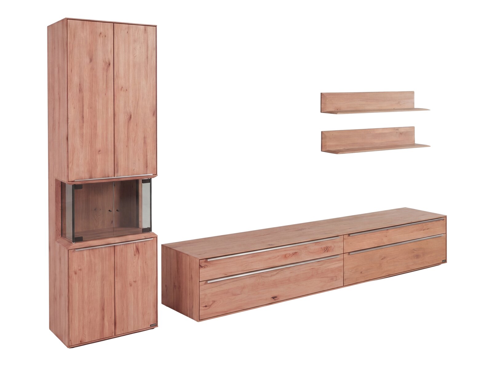 Hülsta Wandkombination MADERA Wohnwand-Set aus Holz in warmer Natur-Optik mit hohem Vitrinenschrank (Glasfach), langem Lowboard mit Schubladen und zwei Wandregalen, freigestellt in frontaler Ansicht mit leichter Schrägperspektive