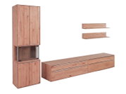 Wohnwand-Set aus Holz in warmer Natur-Optik mit hohem Vitrinenschrank (Glasfach), langem Lowboard mit Schubladen und zwei Wandregalen, freigestellt in frontaler Ansicht mit leichter Schrägperspektive