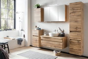 Modernes Badezimmer mit Waschtisch-Set aus Holz, bestehend aus einem Waschbecken, Spiegel und Schränken, aus der Perspektive von vorne betrachtet.