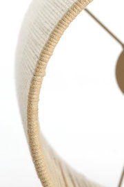 Nahaufnahme eines Lampenschirms aus beigem Stoff mit strukturierter Oberfläche, seitliche Perspektive.