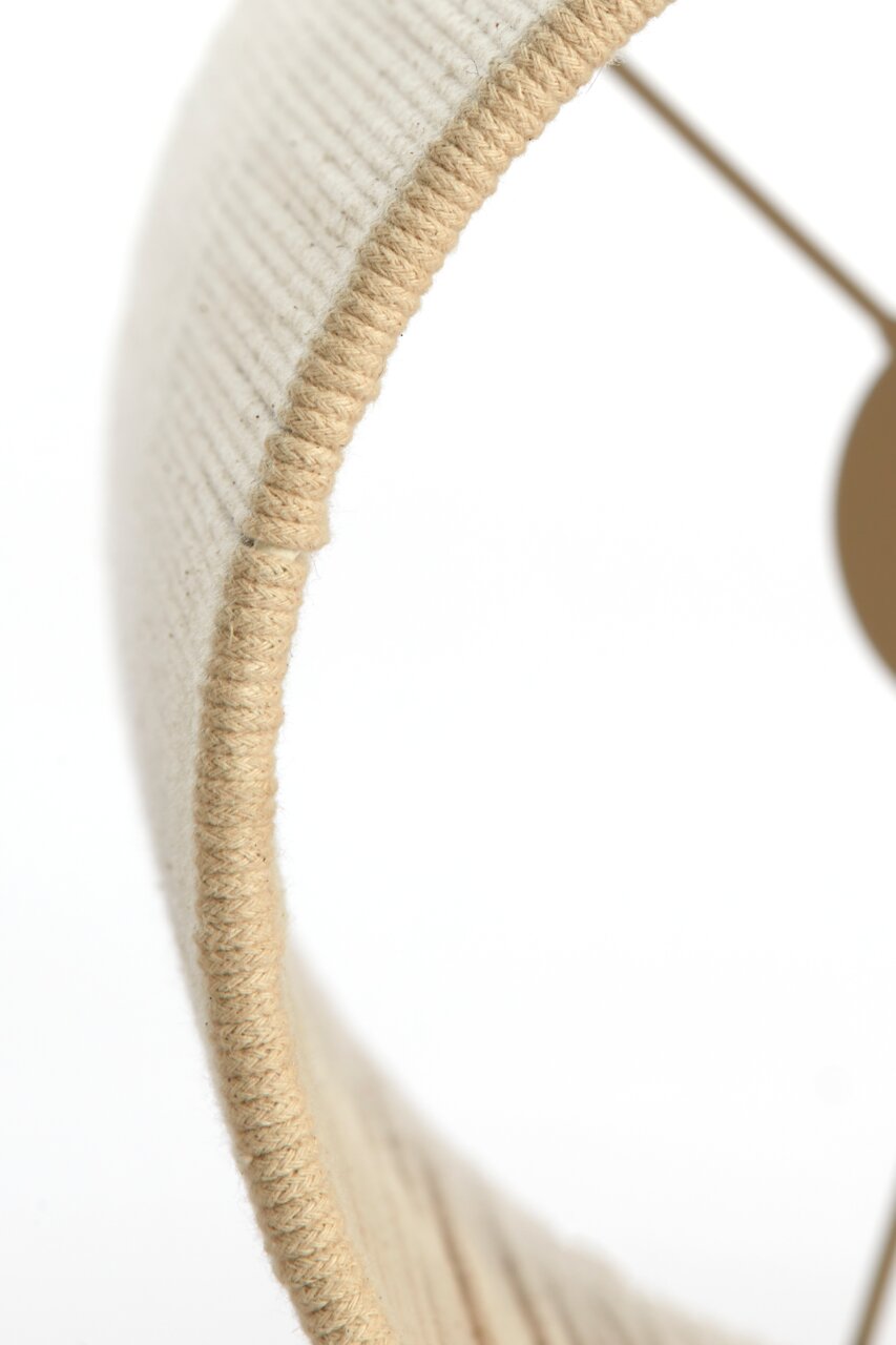 Nahaufnahme eines Lampenschirms aus beigem Stoff mit strukturierter Oberfläche, seitliche Perspektive.