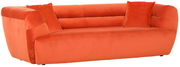 Großes, modernes Sofa in leuchtendem Orange mit zwei passenden Kissen, seitliche Perspektive.