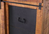 Nahaufnahme einer Vitrine mit rustikalem Holzrahmen und schwarzer Metalltür, seitliche Perspektive.