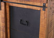 Nahaufnahme einer Vitrine mit rustikalem Holzrahmen und schwarzer Metalltür, seitliche Perspektive.