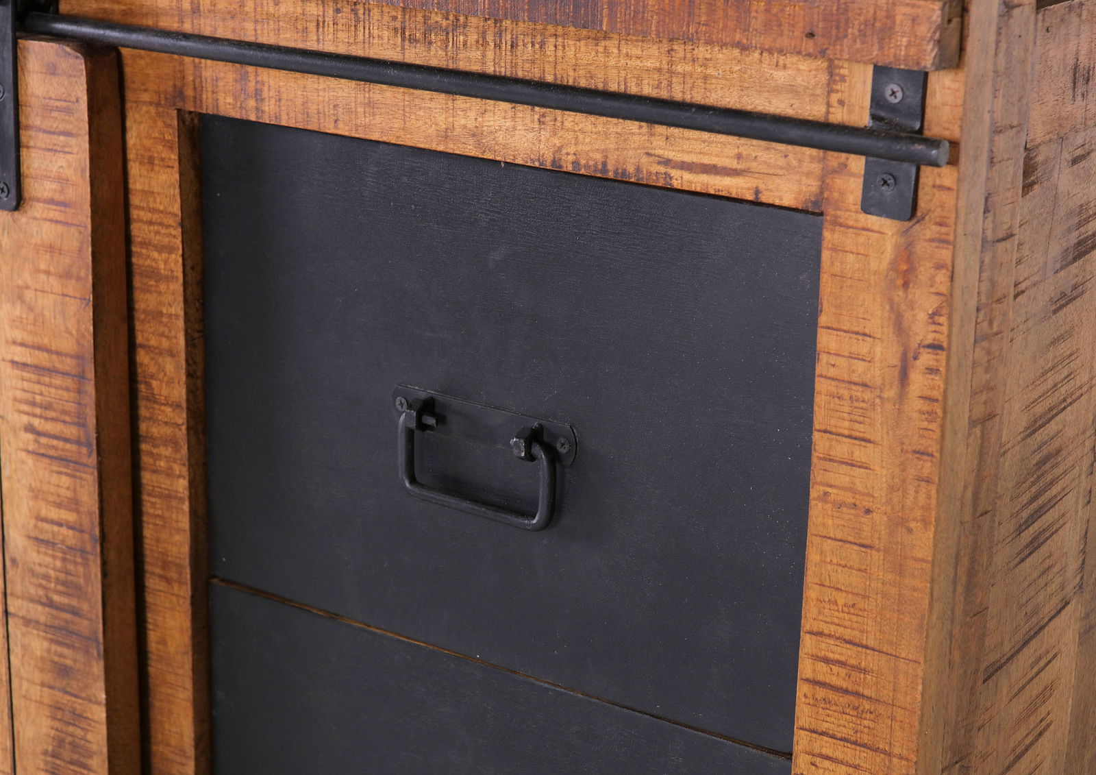 Nahaufnahme einer Vitrine mit rustikalem Holzrahmen und schwarzer Metalltür, seitliche Perspektive.